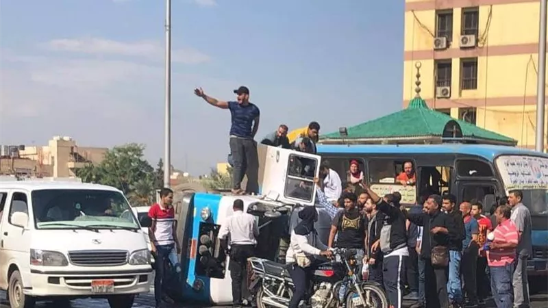 إنقلاب سيارة ميكروباص بكوبرى الجيزة ..وإصابة 7 أشخاص