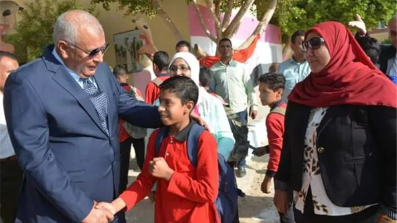 محافظ الوادى الجديد يكافي مدرسة السلام ب20 الف جنيه ..صور