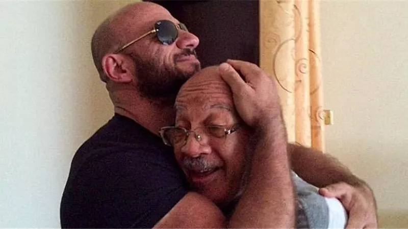 أحمد مكي يرثى والده بصوره تجمعهما 
