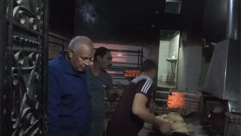 الزملوط يفاجئ أحد المخابز فجرا للإطمئنات على سلامة المنتج