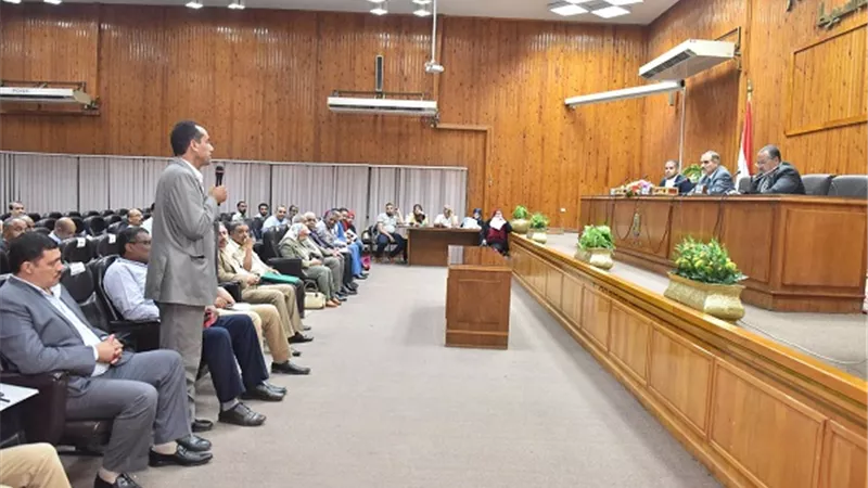 محافظ أسيوط يكريم بعض المتميزين من الحاصلين على دورات مركز تدريب التنمية المحلية بسقارة