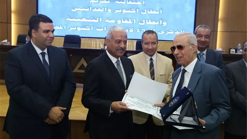 محافظ السويس يكرم أعضاء منظمة سيناء العربية الفدائية ..صور