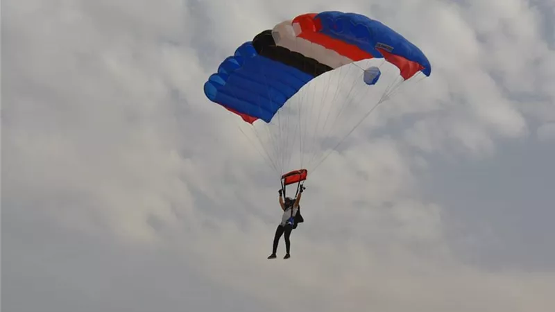 انطلاق فعاليات مهرجان مصر الدولي للقفز بالمظلات من الأهرامات
