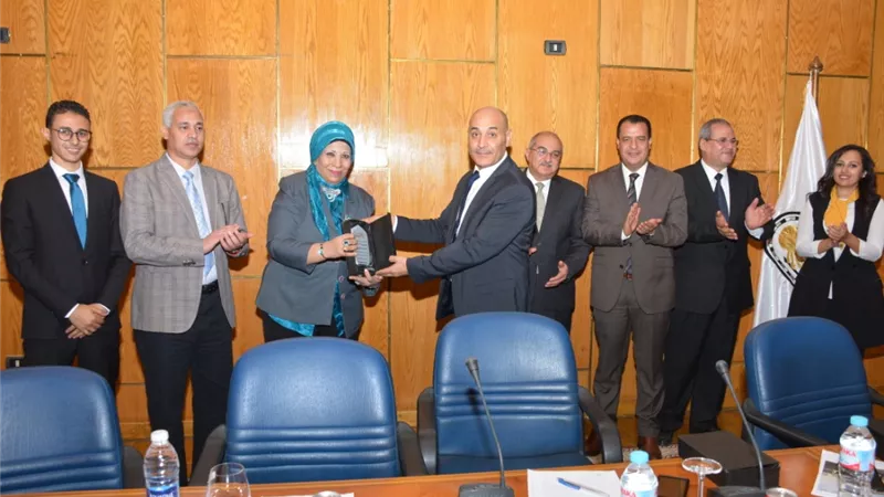 تكريم رئيس جامعة أسيوط وعدد من القيادات الجامعية والأمنية والعاملين فى مجال الصيدلة