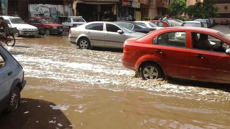اهالى حى الزيتون بالقاهرة يطالبون بشفط مياه الامطار من الشوارع الرئيسية.. صور