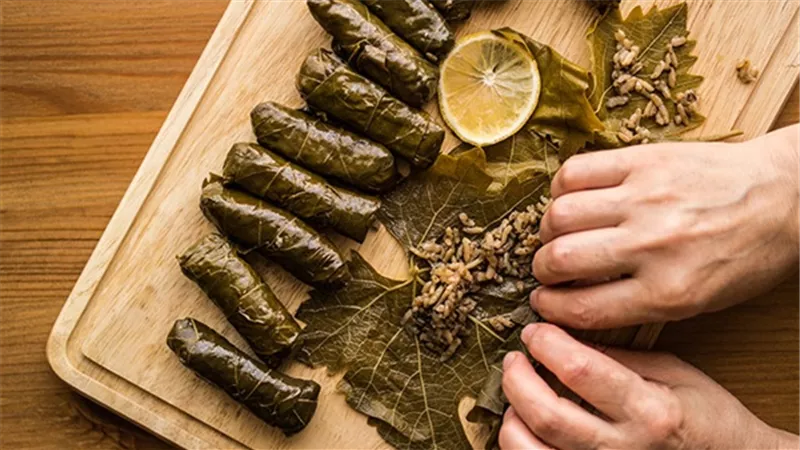 طريقة عمل ورق العنب بالمصرى والسورى