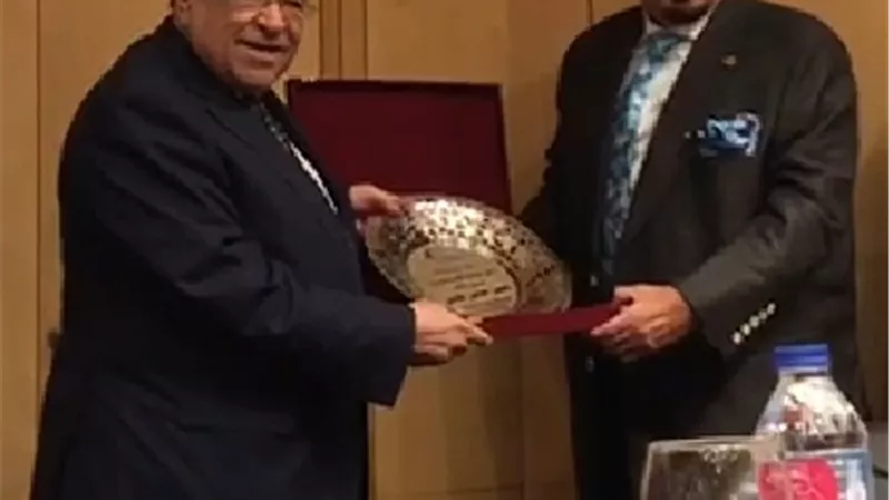 مدير مكتبة الإسكندرية يكرم اللورد ياشار حلمي .. صور