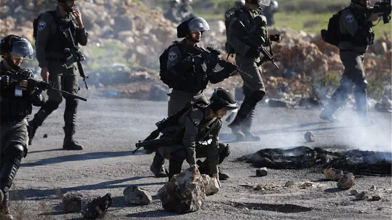 الاحتلال يعتقل 13 شخص واشتباكات تسفرعن اصابة 11 بالضفة الغربية