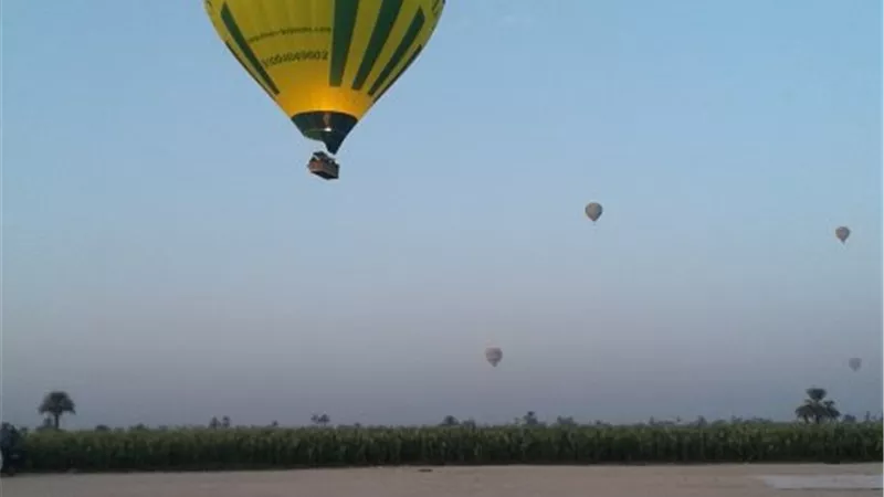 400 سائح على متن 20 رحلة بالون فى سماء الأقصر