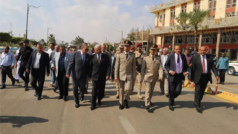وضع أكاليل الزهور علي النصب التذكاري بمناسبة إحتفال السويس بعيدها القومي