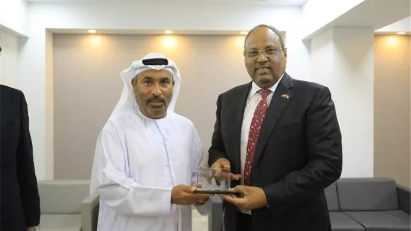 أمين صندوق الإسماعيلي يهدي درع الدراويش للسفير الاماراتي ..صور