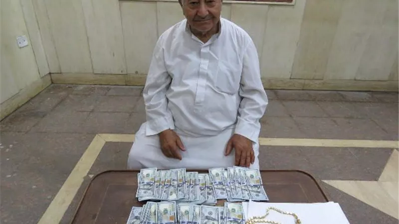 عجوز الإسماعيلية يعثر علي سلسة ذهبية و٦١٠٠ دولار
