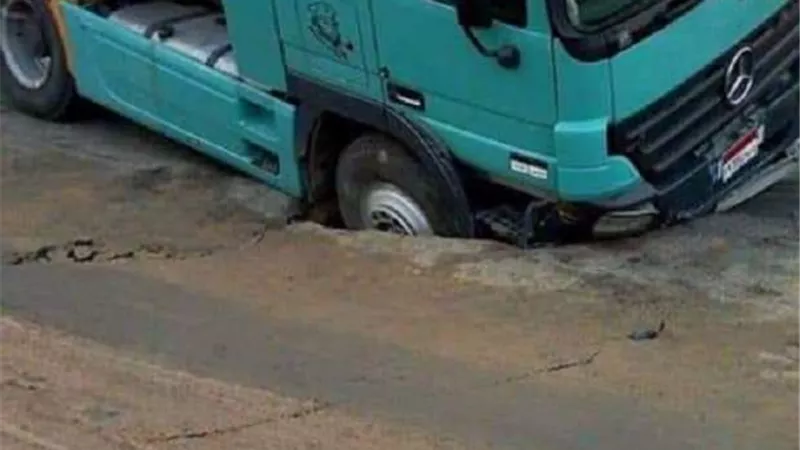 بسبب الأمطار... هبوط بالطريق الإقليمي في الفيوم
