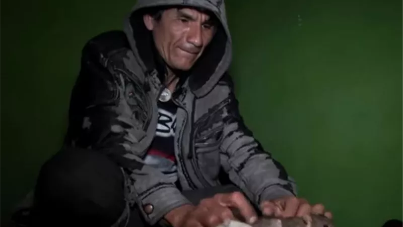 في بيرو.. رجل يشارك الفئران السكن والمعيشة