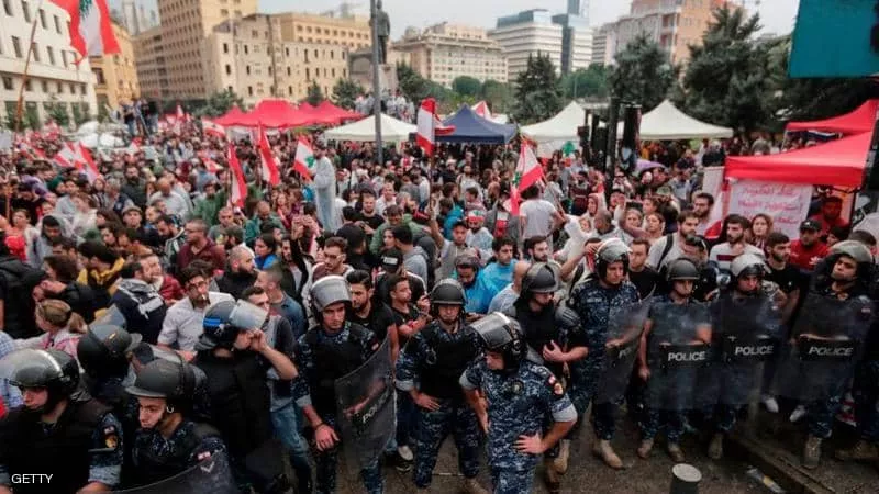 جرحى في صفوف المتظاهرين ووصول تعزيزات أمنية بلبنان