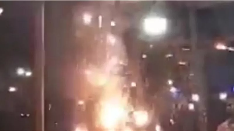 ماس كهربائي فى عامود إنارة يثير الذعر بين أهالي الإسكندرية