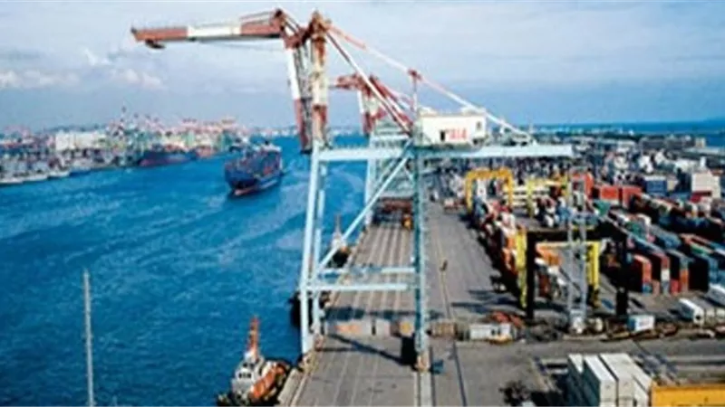 غلق بوغاز مينائى الإسكندرية والدخيلة لسوء الأحوال الجوية