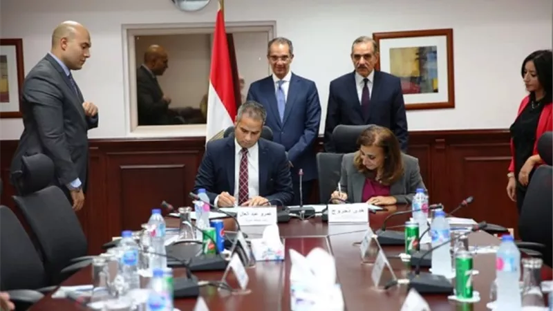وزير الاتصالات ومحافظ أسيوط يشهدان توقيع مذكرة تفاهم فى التنمية الشاملة