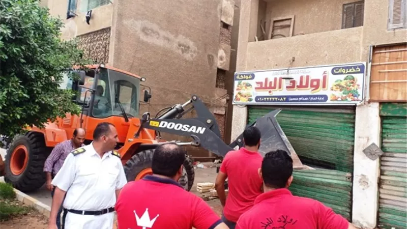 غلق وتشميع 7 محلات وتحرير 37 مخالفة فى بدر بالتعاون مع شرطة التعمير والصور