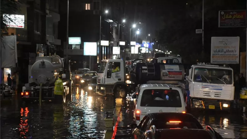 الاسكندريه تحذير مواطنيها من الاماكن المفتوحه اثناء البرق والوقوف اسفل العمارات القديمه
