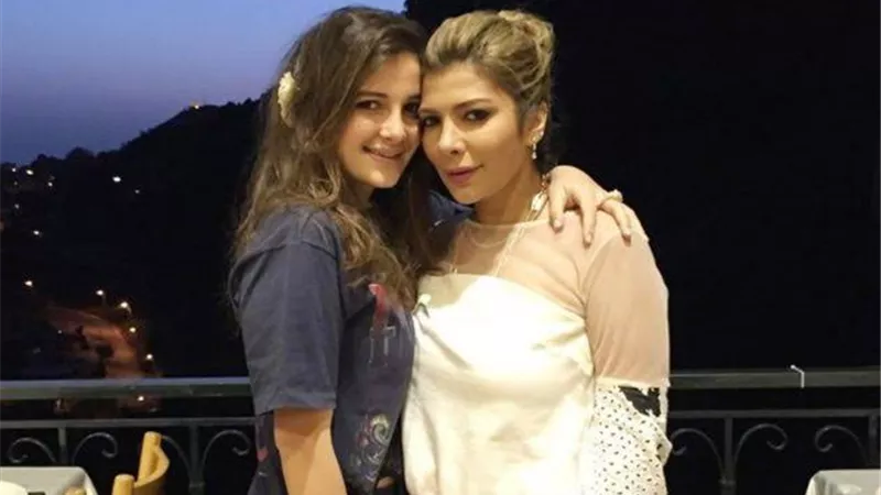 سر بكاء شام ابنة أصالة في حفل والدتها.. فيديو