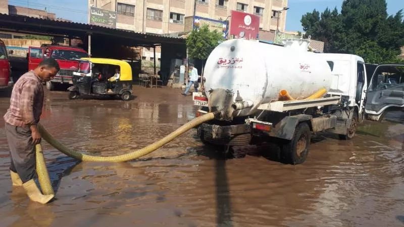 غرق الشوارع فى المنوفية وعمال النظافة يسابقون الزمن لرفع مخلفات الأمطار ... صـــور