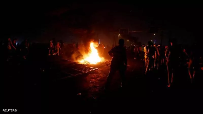 العراق.. ارتفاع عدد قتلى الاحتجاجات ونيران وحظر تجول بالجنوب