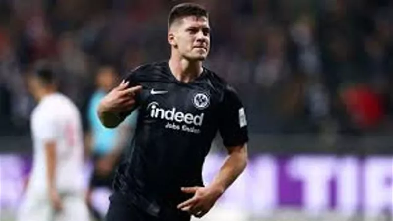 نجم ريال مدريد الجديد يترك زوجته وطفله لأجل عارضة أزياء.. صور
