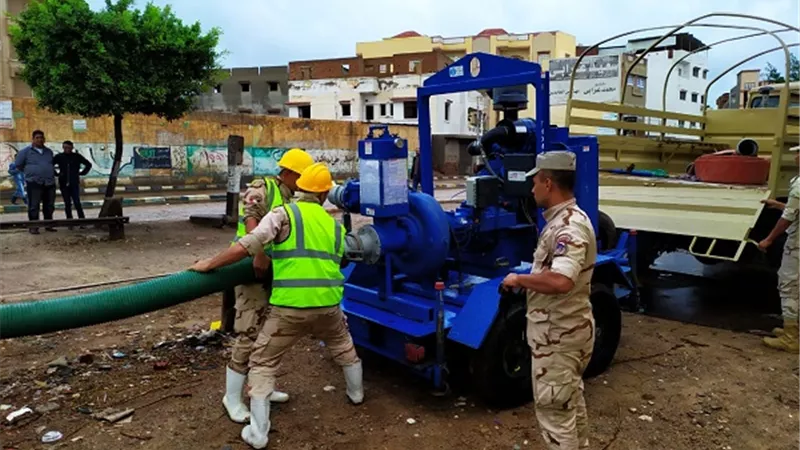 المنطقة الشمالية العسكرية تدفع ب 4 سيارة بدال للمساهمة فى جهود رفع مياه الامطار من شوارع رشيد وادكو وكفر الدوار