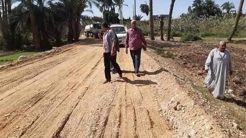 محافظ أسيوط : استكمال أعمال رصف وتمهيد الطرق بعزبة يوسف