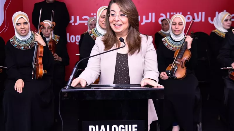 وزيرة التضامن تخوض تجربة حوار في الظلام لجمعية النور والأمل