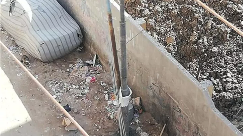 رئيس مدينة أبوحماد الجديد يشرف على تغييرعامود متآكل وآيل للسقوط