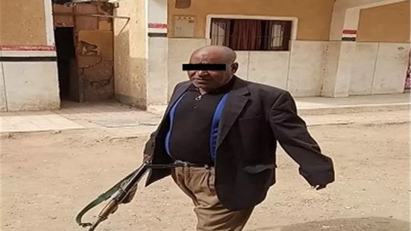 حقيقة ظهور مدير مدرسة حاملاً سلاح آلى فى فناء المدرسة بقنا