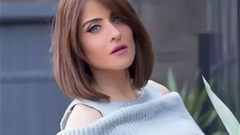 ببنطلون جينز مقطع .. هيدى كرم تشعل 