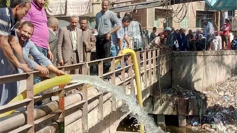 تجربة عملية لسحب مياه الأمطار ببداري أسيوط