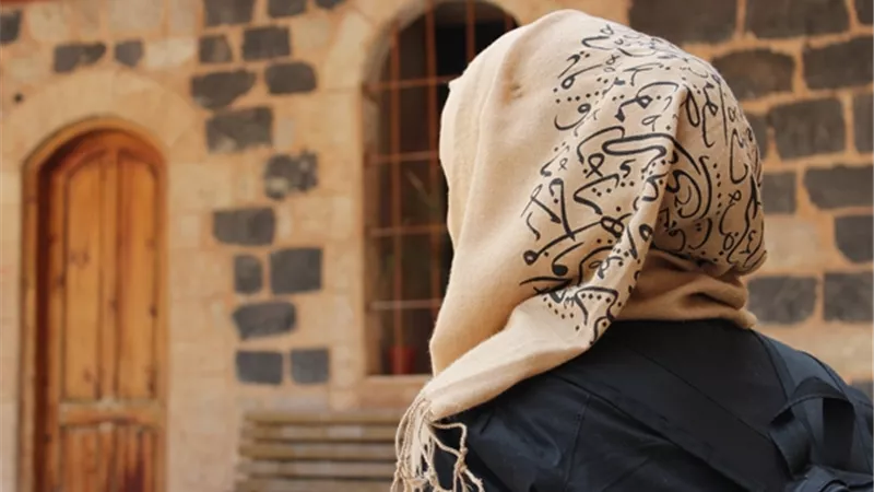 هل للأب إجبار ابنته على الحجاب ومنع النفقة إن لم تفعل؟..الإفتاء تُجيب