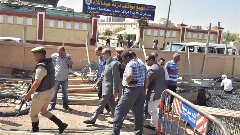 محافظ أسيوط يتفقد الأعمال الإنشائية لكوبري ونفق مشاة نزلة عبد اللاه