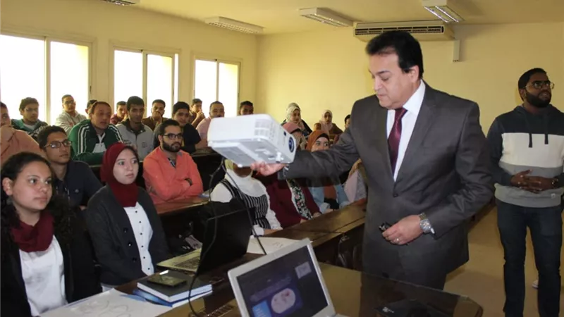وزير التعليم العالى يتفقد عدداً من المعاهد التعليمية بالقاهرة