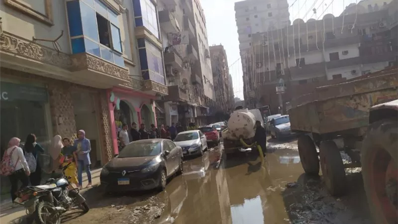 الزقازيق.. استمرار رفع مياه الأمطار بالشوارع الفرعية بحي ثان