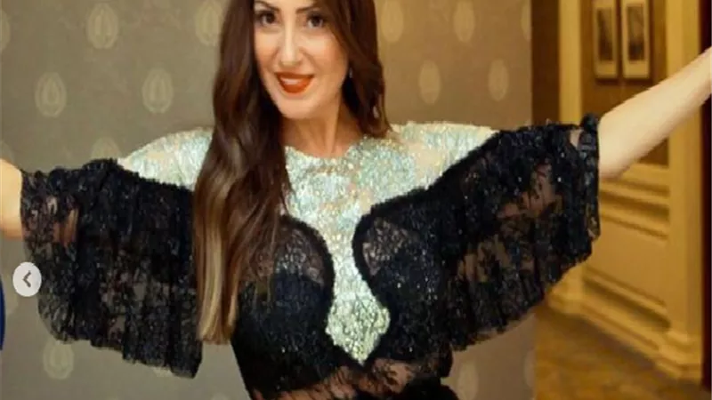 أنوثة نيرمين الفقى تشعل السوشيال ميديا بفستان أسود قصير