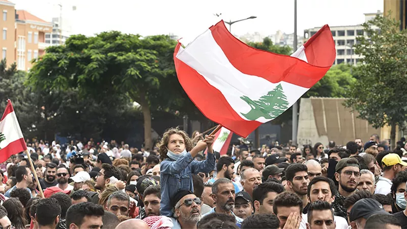 لبنان.. الاحتجاجات تتواصل بسلسلة بشرية من الجنوب للشمال