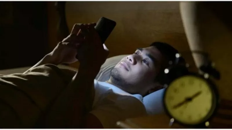 احذر.. شاب «فقد بصره» بسبب استخدام هاتفه لفترات طويلة في الظلام
