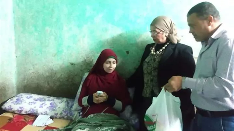 فريق التدخل السريع يساعد مريضه ببنى سويف