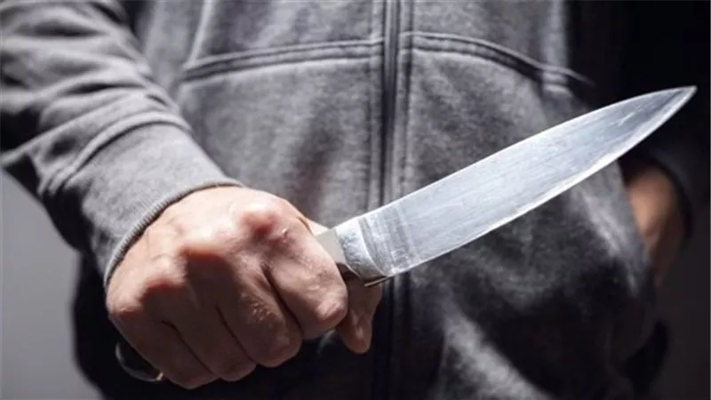 أب يعتدي على ابنته ب20 طعنة ..والسبب غامض