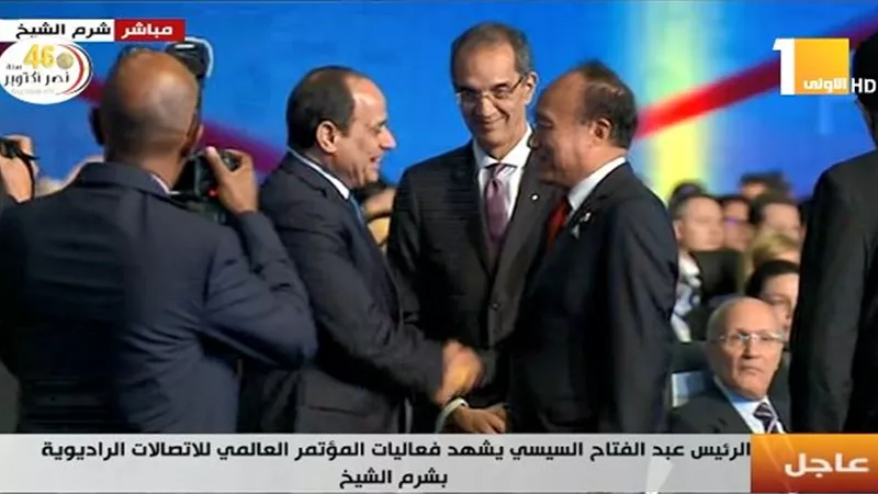 هولين جاو يقدم هدية تذكارية للسيسى
