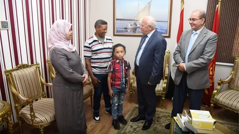 محافظ بورسعيد يقدم جهازاً طبىاً لعلاج ضعف سمع الطالب يوسف