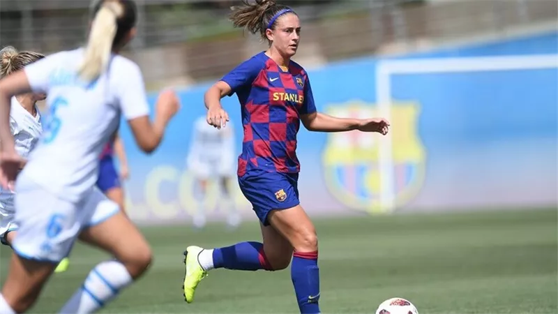 طفلة ترفض مرافقة لاعبة برشلونية بسبب قميص ريال مدريد.. صور