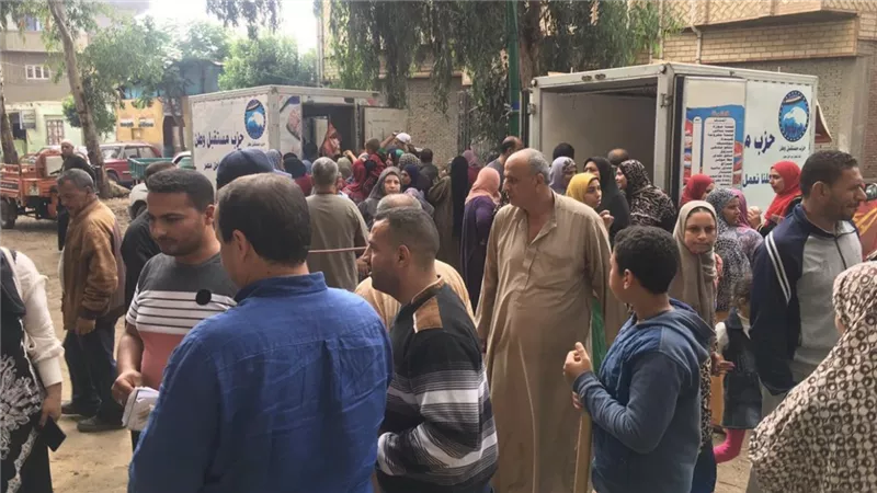 سيارات تجوب قرية 