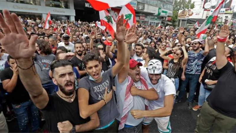 متظاهرو لبنان يقتحمون مبنى بلدية طرابلس