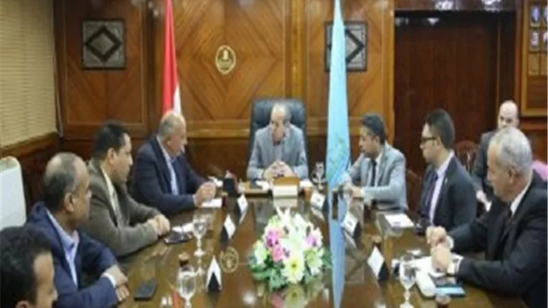 طه :تزويد المستشفيات باحتياجاتها من ماكينات الغسيل الكلوى وحضانات الأطفال